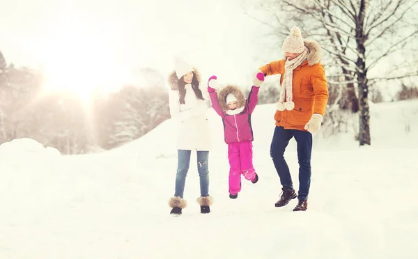 Szczęśliwą rodzinę w ubrania zimowe spacery na świeżym powietrzu — Zdjęcie stockowe