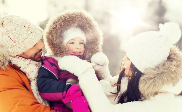 Glückliche Familie mit Kind in Winterkleidung im Freien — Stockfoto