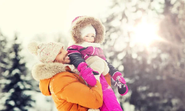 Szczęśliwą rodzinę w zimowe ubrania na zewnątrz — Zdjęcie stockowe