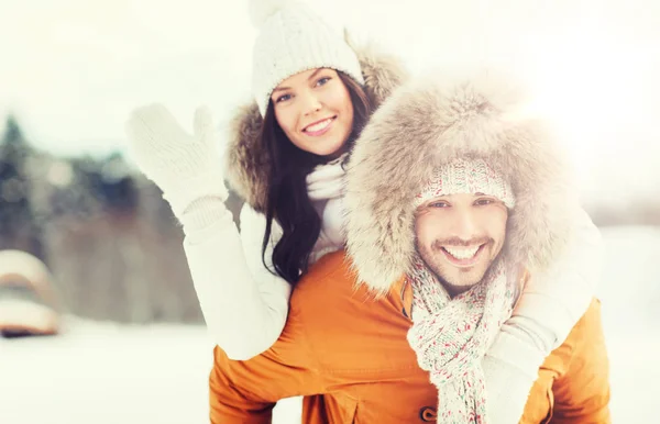 Casal feliz se divertindo sobre fundo de inverno — Fotografia de Stock