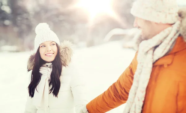 Boldog pár háttérben téli séta — Stock Fotó