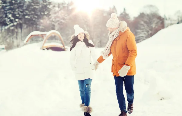 Boldog pár háttérben téli séta — Stock Fotó