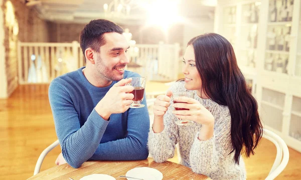 Heureux couple boire du thé au café — Photo