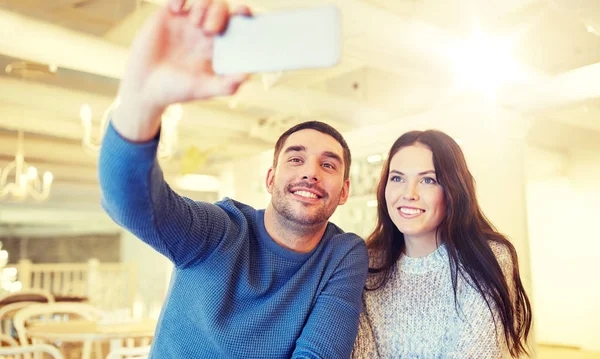 Coppia scattare selfie smartphone al ristorante caffè — Foto Stock
