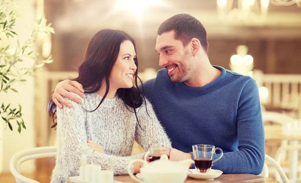 Casal feliz beber chá no restaurante — Fotografia de Stock