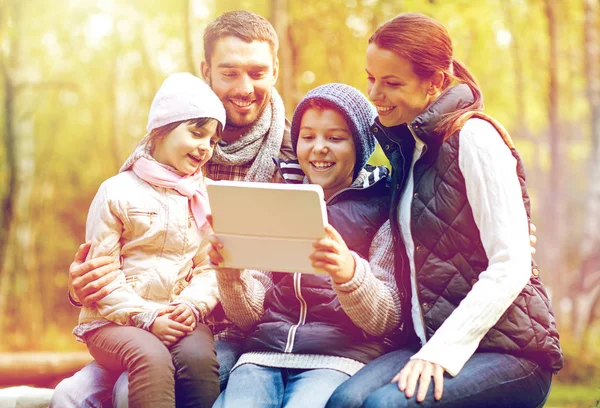 Familie zittend op de Bank met de tablet pc op kamp — Stockfoto