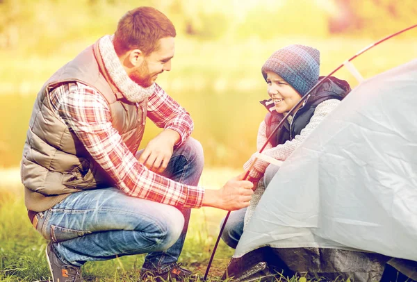 Felice padre e figlio allestimento tenda all'aperto — Foto Stock