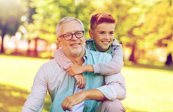 Παππούς και εγγονός αγκάλιασμα στο πάρκο καλοκαίρι — Φωτογραφία Αρχείου