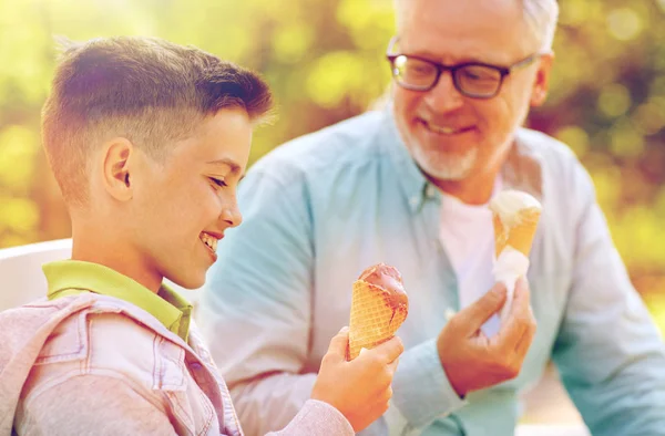 Alter Mann und Junge essen Eis im Sommerpark — Stockfoto