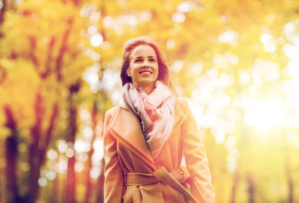 美丽快乐的年轻女子走在秋天的公园 — 图库照片