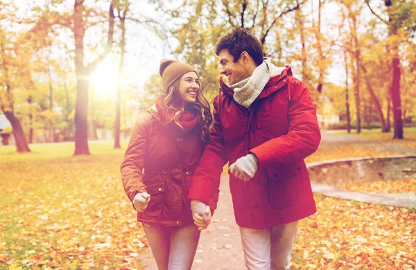 秋の公園で歩く幸せな若いカップル — ストック写真