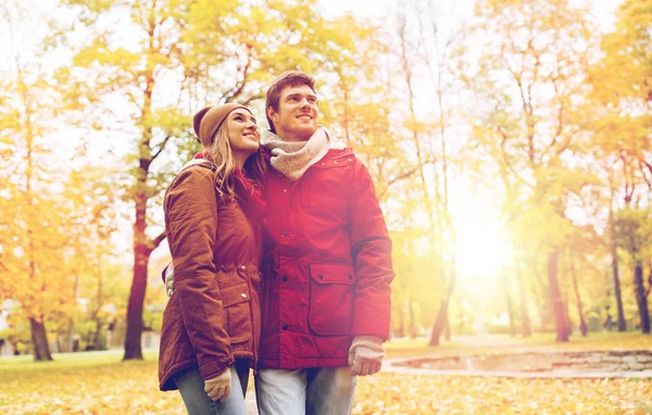 秋の公園で歩く幸せな若いカップル — ストック写真