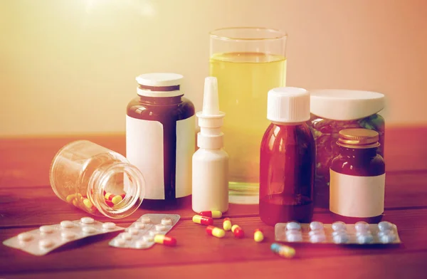 Ιατρικής και φάρμακα στο ξύλινο τραπέζι — Φωτογραφία Αρχείου