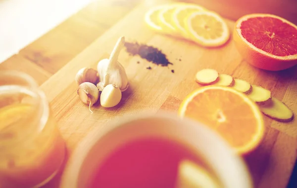 Tè allo zenzero con miele, agrumi e aglio su legno — Foto Stock