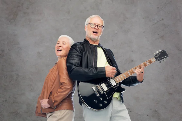 Šťastný starší pár s elektrická kytara zpěv — Stock fotografie
