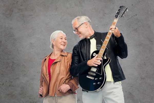 Šťastný starší pár s elektrickou kytaru — Stock fotografie