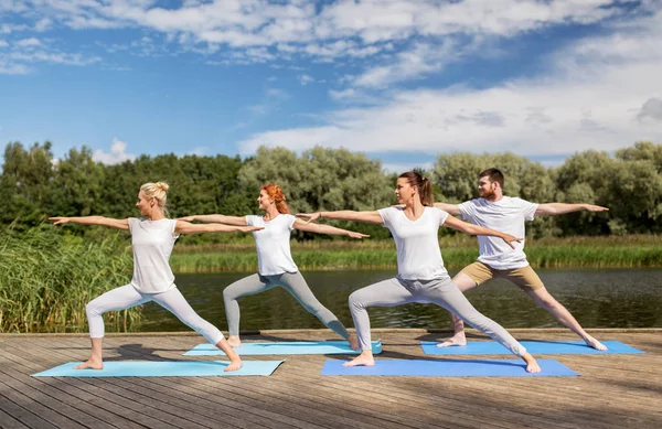 Grupp människor som gör yogaövningar utomhus — Stockfoto