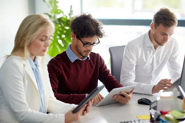 Business-team med TabletPC på kontoret — Stockfoto