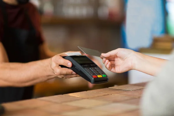 Hände mit Zahlungsterminal und Kreditkarte — Stockfoto