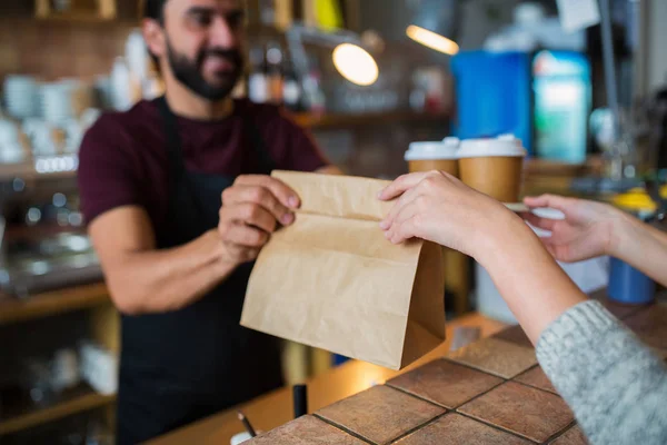 Homme ou barman servant client au café — Photo