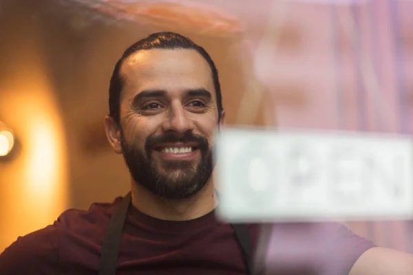 Hombre con pancarta abierta en el bar o en la ventana del restaurante —  Fotos de Stock