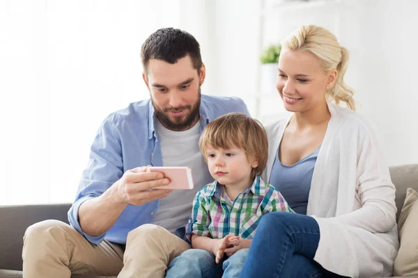 Evde akıllı telefonu olan mutlu bir aile. — Stok fotoğraf