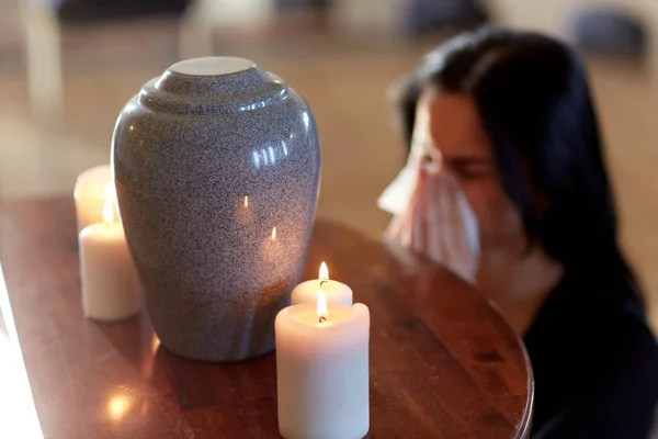 Vrouw met crematie urn bij begrafenis in kerk — Stockfoto