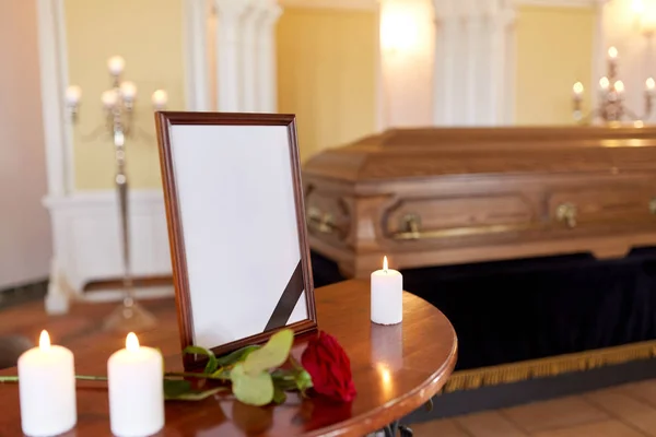 Képkeret és koporsó temetésén a templomban — Stock Fotó