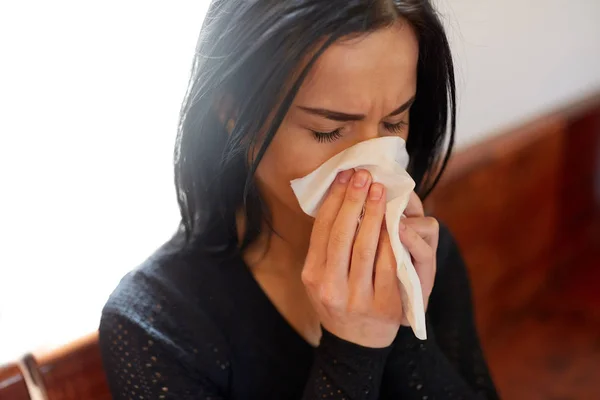 Mujer llorando sonándose la nariz con una toallita en el día del funeral —  Fotos de Stock