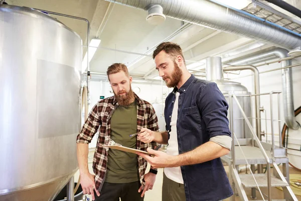 Hombres con portapapeles en cervecería o fábrica de cerveza —  Fotos de Stock