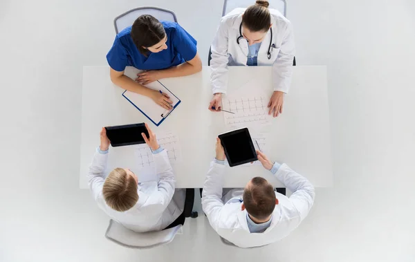 Doktorlar hastanede kardiyogram ve tablet pc ile — Stok fotoğraf