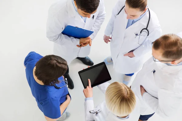 Doctors with tablet pc at hospital — Stock Photo, Image