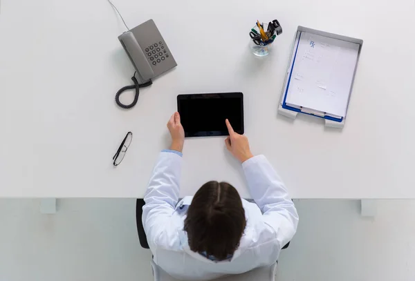 Doctor with tablet pc at clinic — Stock Photo, Image