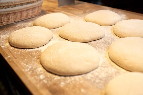 Pasta di pane lievito sul tavolo della cucina della panetteria — Foto Stock