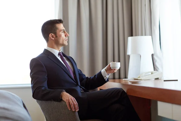 Empresário beber café no quarto de hotel — Fotografia de Stock