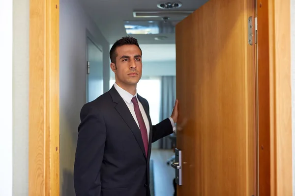 Affärsman på hotell rum eller kontor dörr — Stockfoto