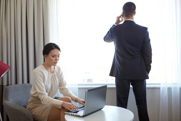 Business-Team mit Laptop im Hotelzimmer — Stockfoto