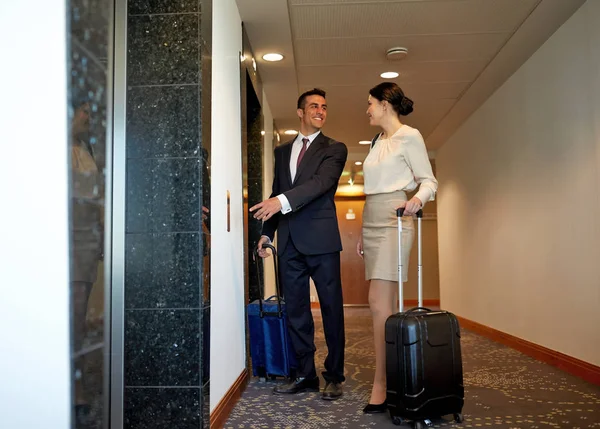 Equipe de negócios com sacos de viagem no elevador do hotel — Fotografia de Stock