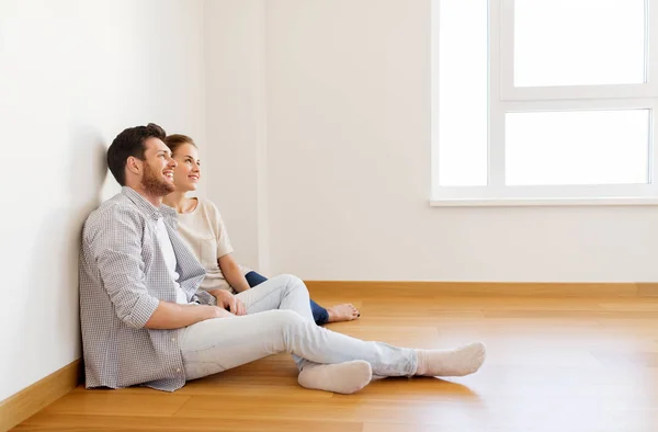 Счастливая пара в пустой комнате нового дома — стоковое фото