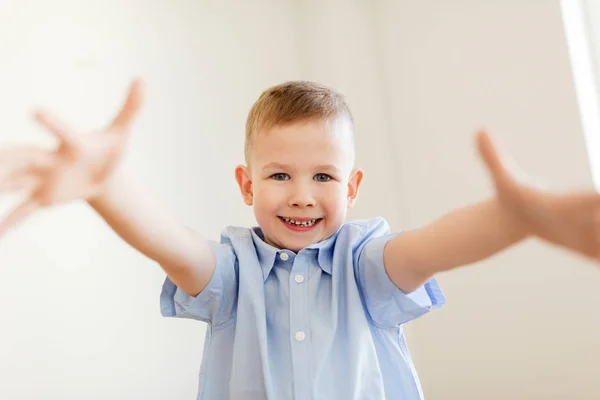 Spokojený úsměv malého chlapce — Stock fotografie