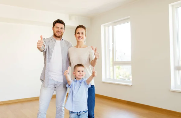 Lycklig familj med barn flyttar till nytt hem — Stockfoto