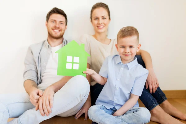 Gelukkige familie met groen huis verhuizen naar nieuw huis — Stockfoto