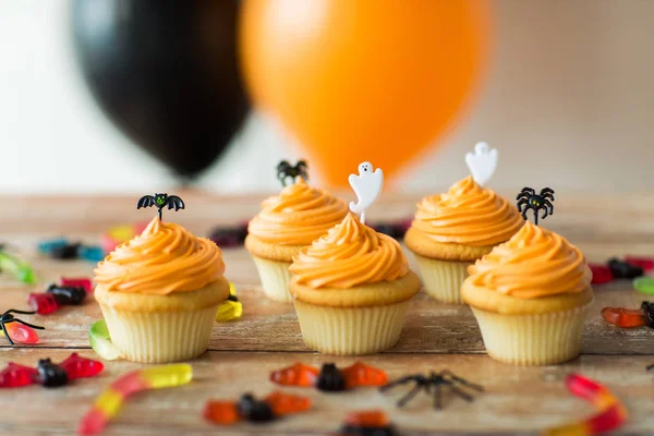 Fiesta de halloween cupcakes y caramelos en la mesa — Foto de Stock