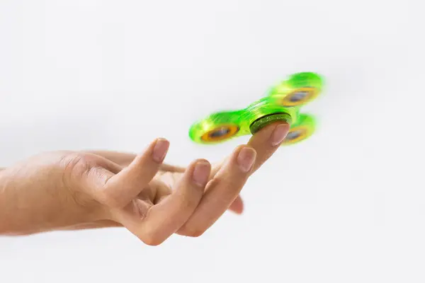 Nahaufnahme des Handspiels mit Fidget Spinner — Stockfoto