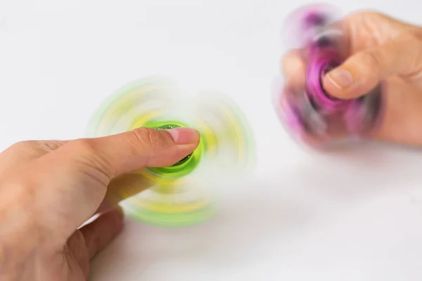 Nahaufnahme von Händen, die mit Fidget Spinners spielen — Stockfoto