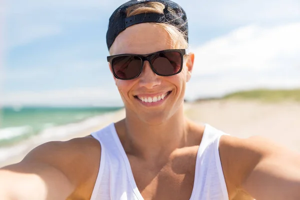 Homme en lunettes de soleil prenant selfie sur la plage d'été — Photo