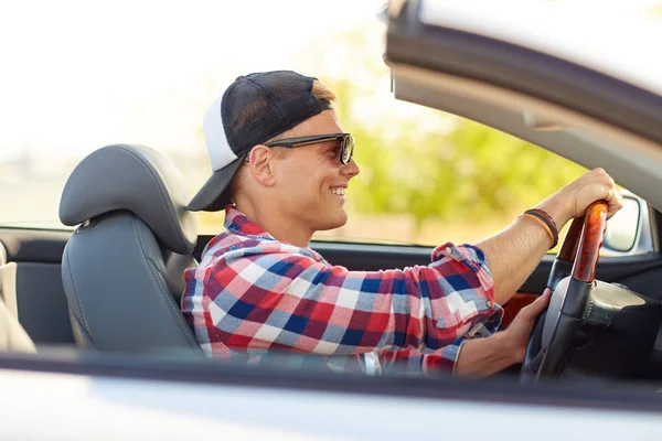 Mutlu genç adam Cabrio araba sürüş tonları içinde — Stok fotoğraf