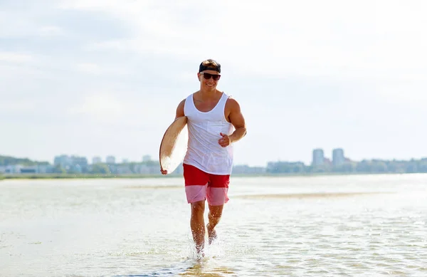 Jovem feliz com skimboard na praia de verão — Fotografia de Stock