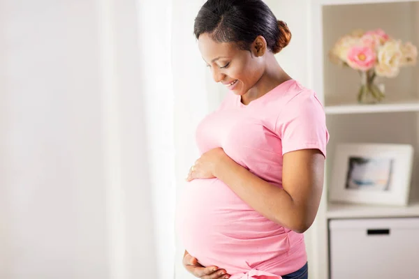 Gelukkig zwangere vrouw met grote buik thuis — Stockfoto