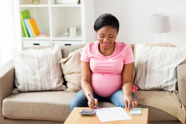 Faturaları ve evde para ile hamile kadın — Stok fotoğraf